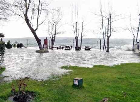Sapanca Gölü taştı, evleri su bastı