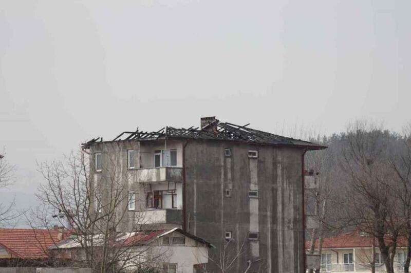 Arifiye’de 4 katlı binanın çatısı alev alev yandı