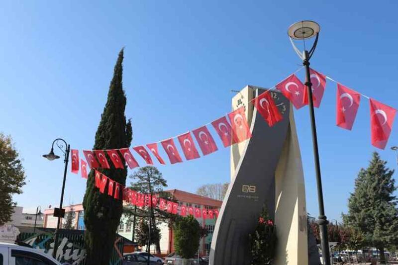 Arifiye Kent Meydanı Bayraklarla donatılıyor.