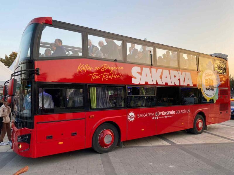 Şehir içi turistik gezi otobüsü basına tanıtıldı.
