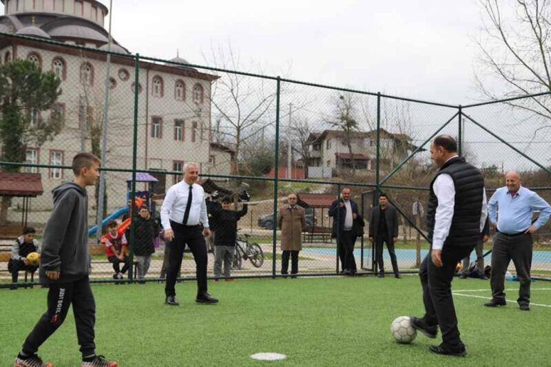 Vali ve Başkan gençlerle futbol oynadı