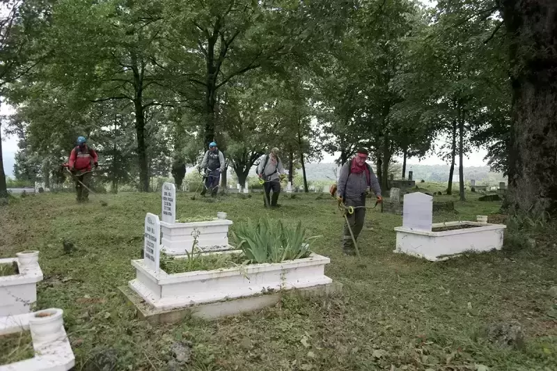 Mezarlıklar vatandaşların ziyaretlerine hazırlanıyor.