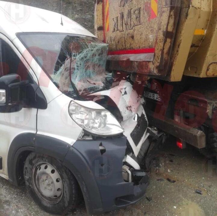 Karaçam’da kamyon ile minibüs çarpıştı! 1 yaralı