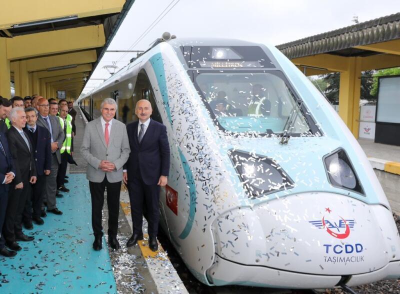 Sakarya’da Türkiye’nin ilk yerli ve milli elektrikli tren heyecanı yaşandı.