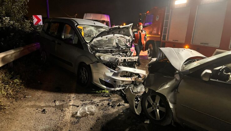 Arifiye’de Otomobil ile hafif ticari araç kafa kafaya çarpıştı: 5 yaralı