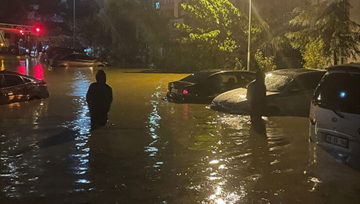 İstanbul’da Sel Sokak ve caddeler göle döndü, araçlar suya gömüldü.